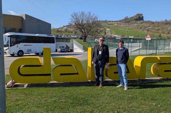 EU-Projekts EuReComp endet Zwei Männer stehen nebeneinander vor einem großen Schriftzug „dallara“ auf einer Wiese