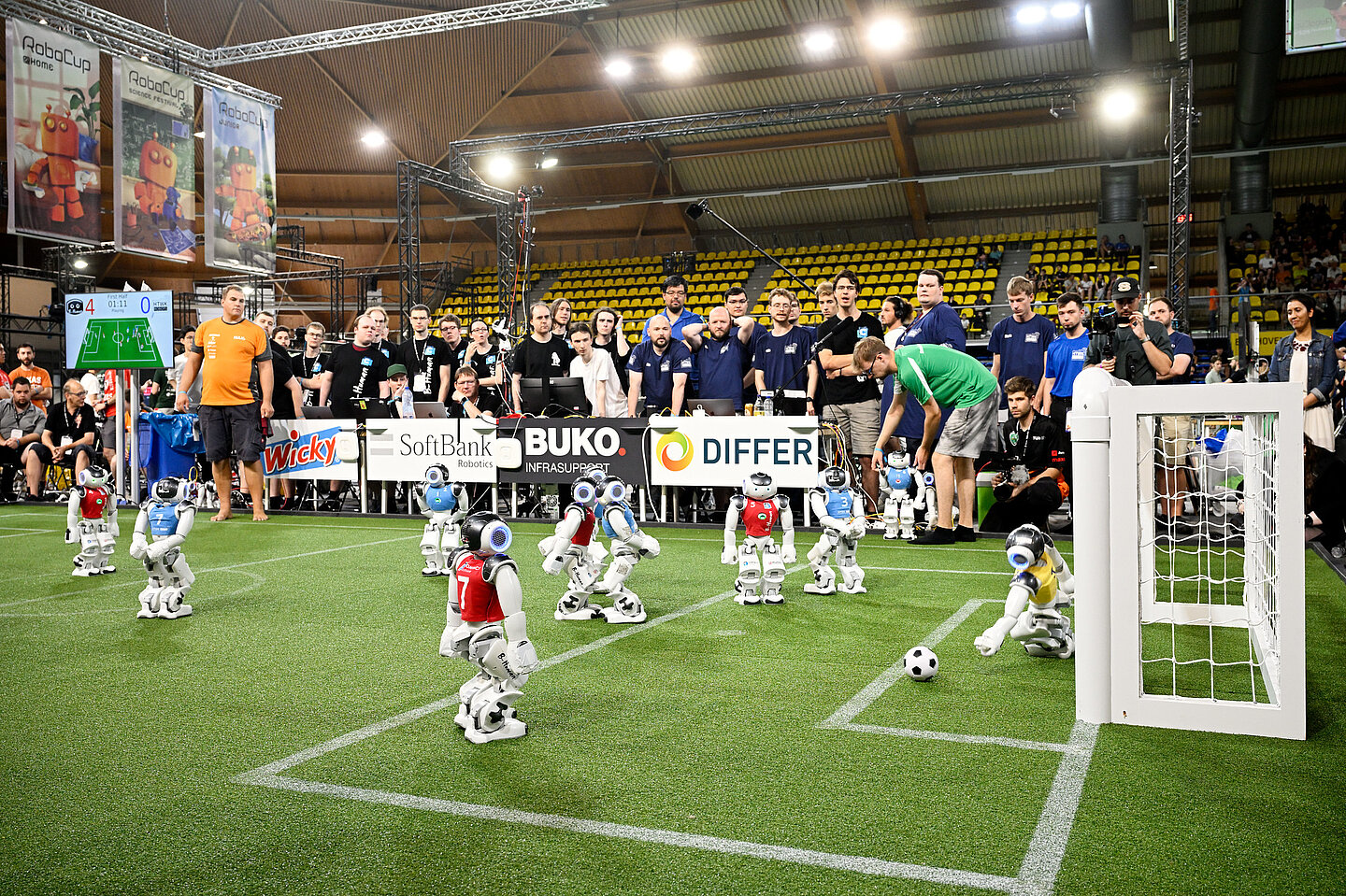 Robocup 2024 Mitten im Spiel - Kleiner Roboter bewegen sich auf dem Spielfeld