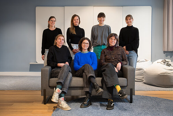 Gruppenfoto SIWO 7 Frauen stehen und sitzen im Kreativraum der HTWK Leipzig