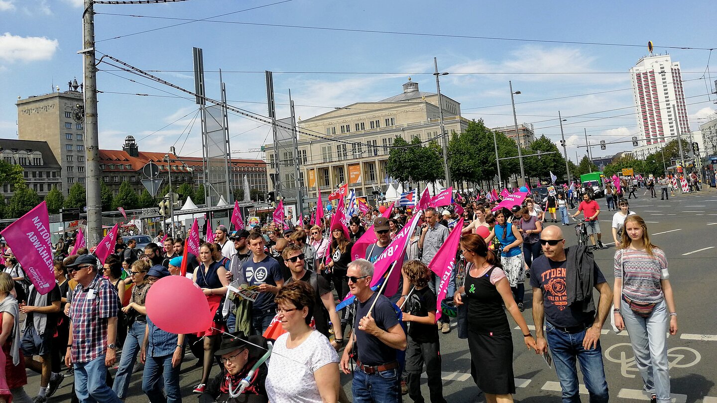 Demo „Ein Europa Für Alle” am 19. Mai 2019 in Leipzig Teilnehmende der Demo „Ein Europa für Alle” überqueren am 19. Mai 2019 in Leipzig eine Kreuzung am Augustusplatz