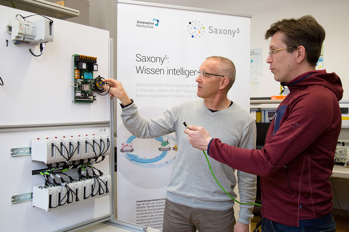 Projekt EVALIA Prof. Andreas Pretschner und Mitarbeiter Marco Ulbricht im Labor des Kompetenzzentrums für Elektromobilität und Ladeinfrastruktur an der HTWK Leipzig