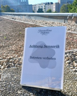 Ein Aufsteller steht auf einem Flachdach