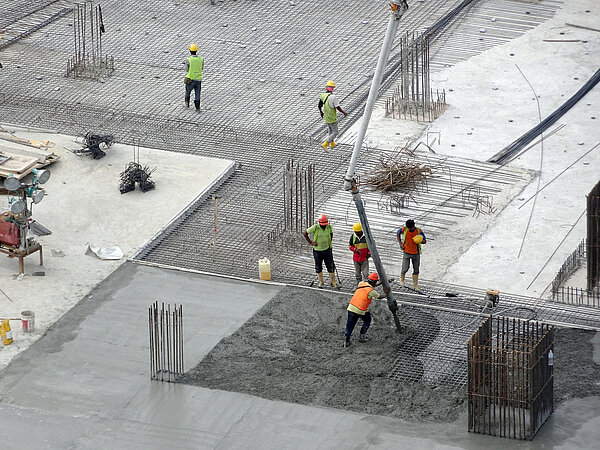 Sechs Bauarbeiter auf der "Baustelle" aus der Vogelperspektive