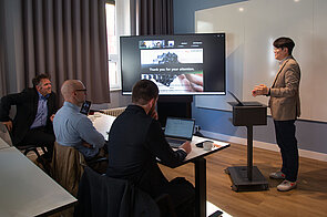 Dr. Yong Chae Jung ein Mann hält vor Publikum einen Vortrag