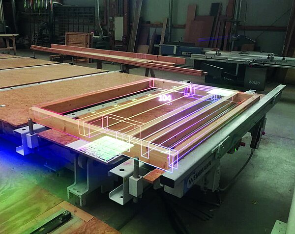 Ein Hologramm erscheint über einem Holzfertigungsteil