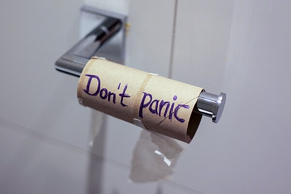 Symbolbild: Leere Toilettenpapier-Rolle mit der Aufschrift "Dont't Panic!" Symbolbild: Leere Toilettenpapier-Rolle mit der Aufschrift "Dont't Panic!"