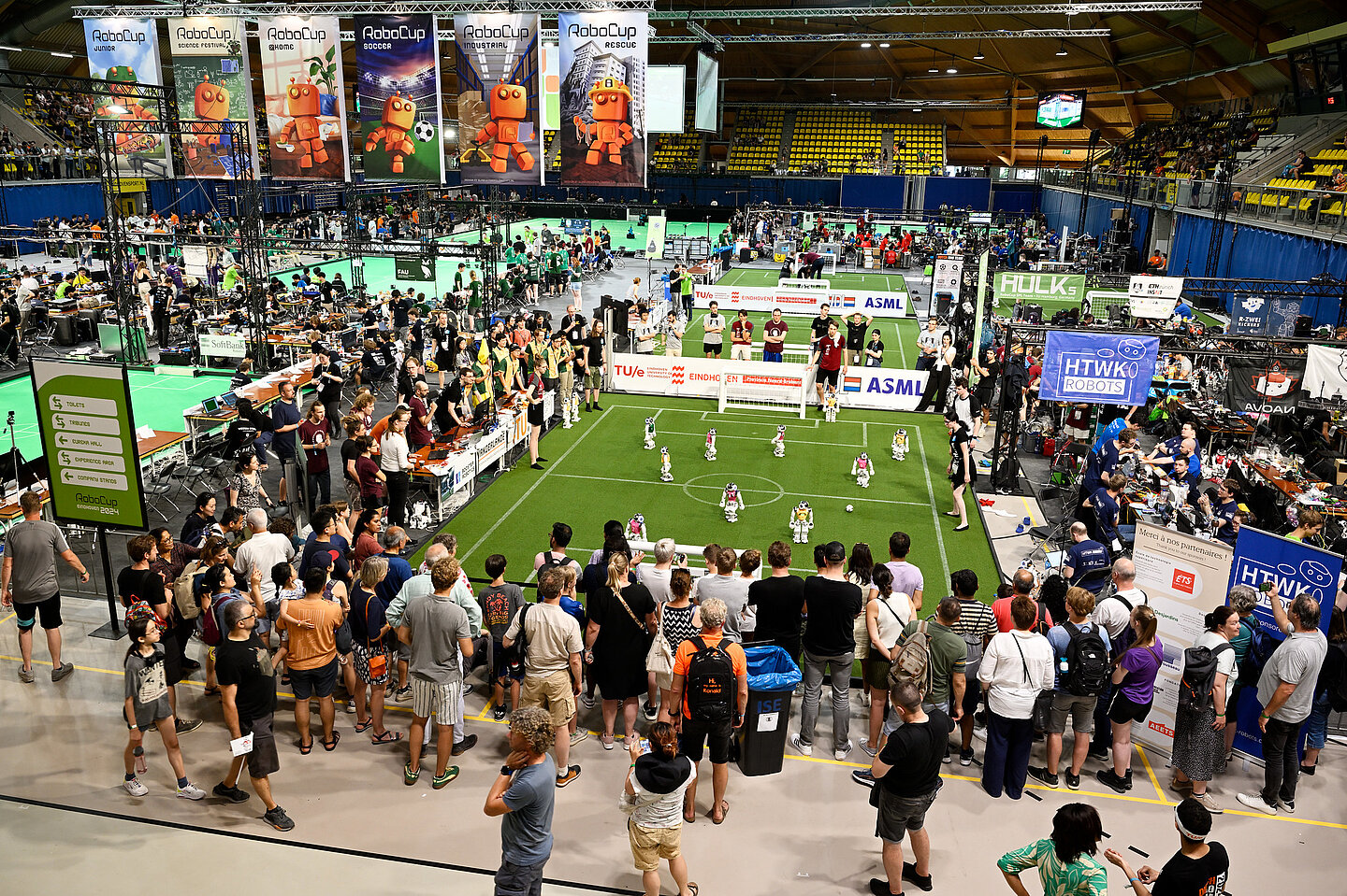 Fußballfelder Blick von oben auf das Event - Viele Personen sind um die kleinen Fußballfelder versammelt