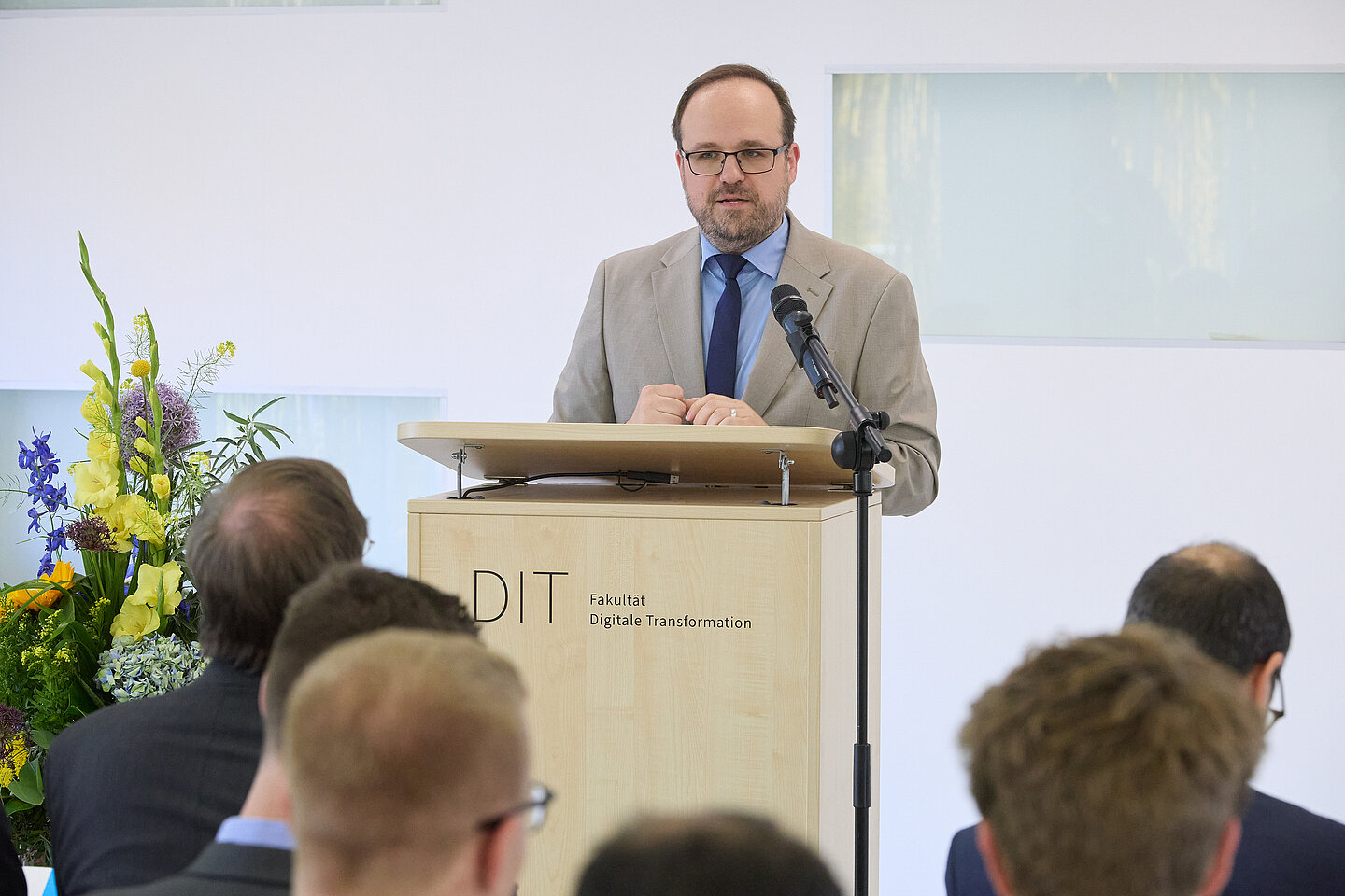 Dekan Prof. Oliver Crönertz begrüßt die Gäste