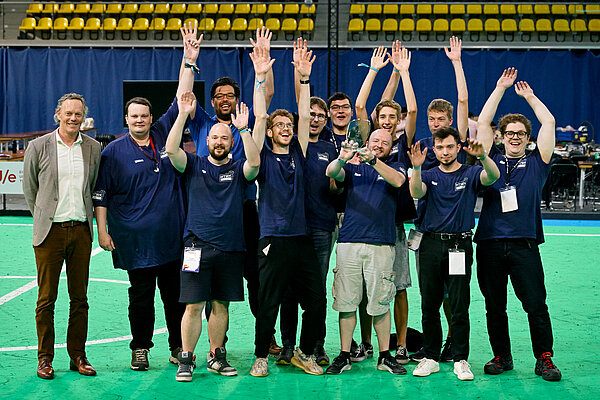 HTWK Robots Team Gruppenfoto mit freudestrahlenden Personen