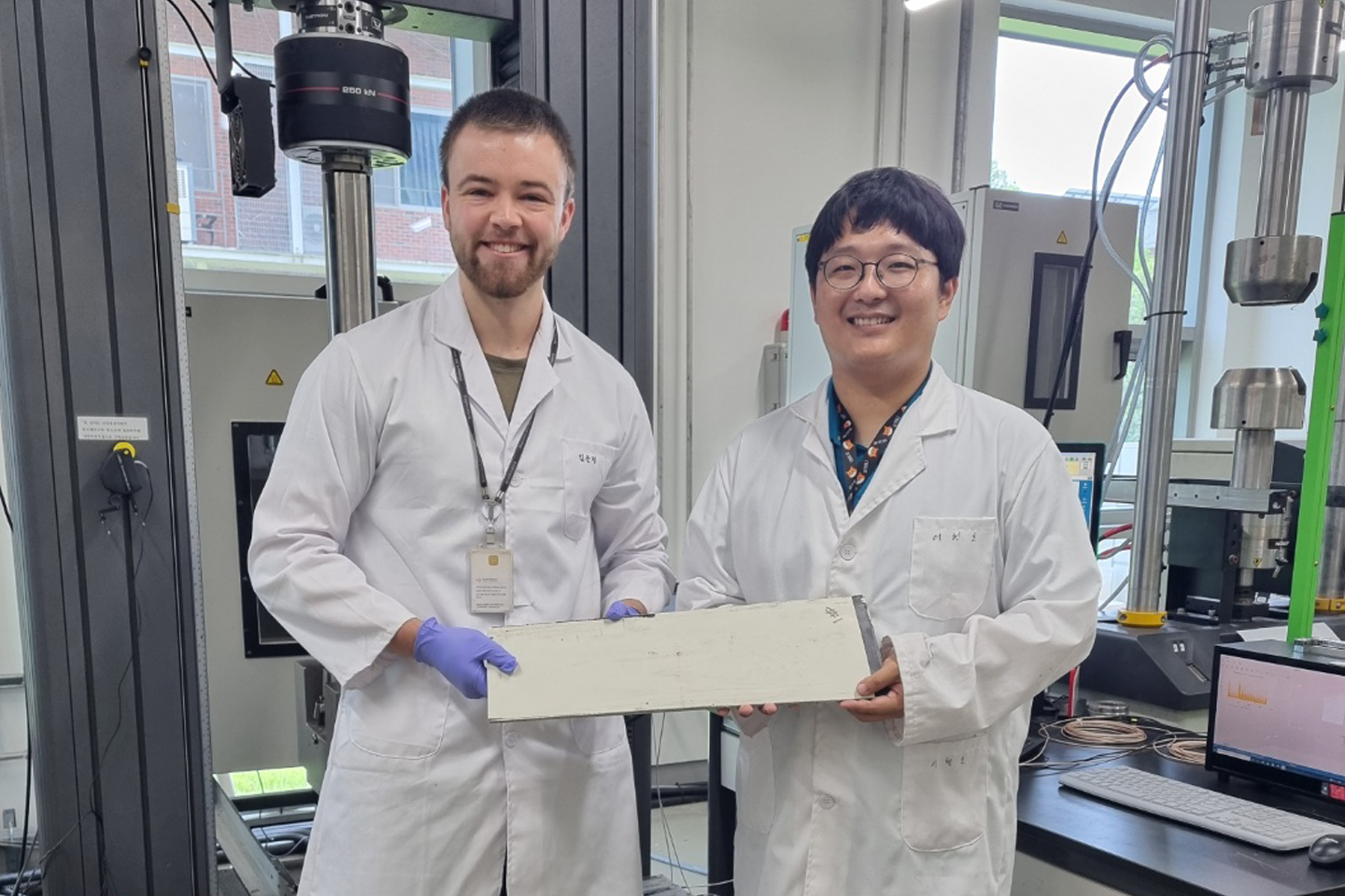 Foto von Johst und Dr. Na mit Exponat in der Hand