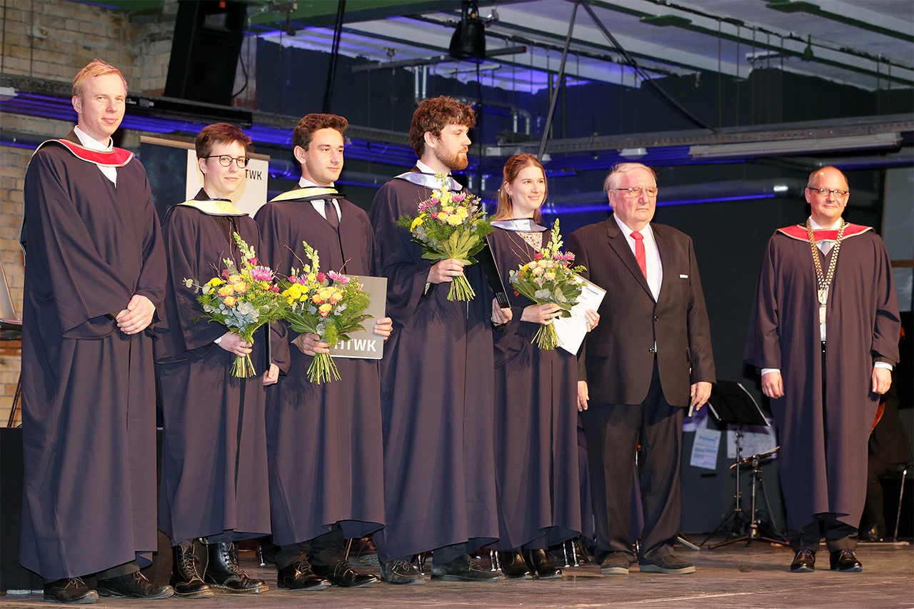 Gruppenfoto, alle im Talar, Preisträger mit Blumen in der Hand